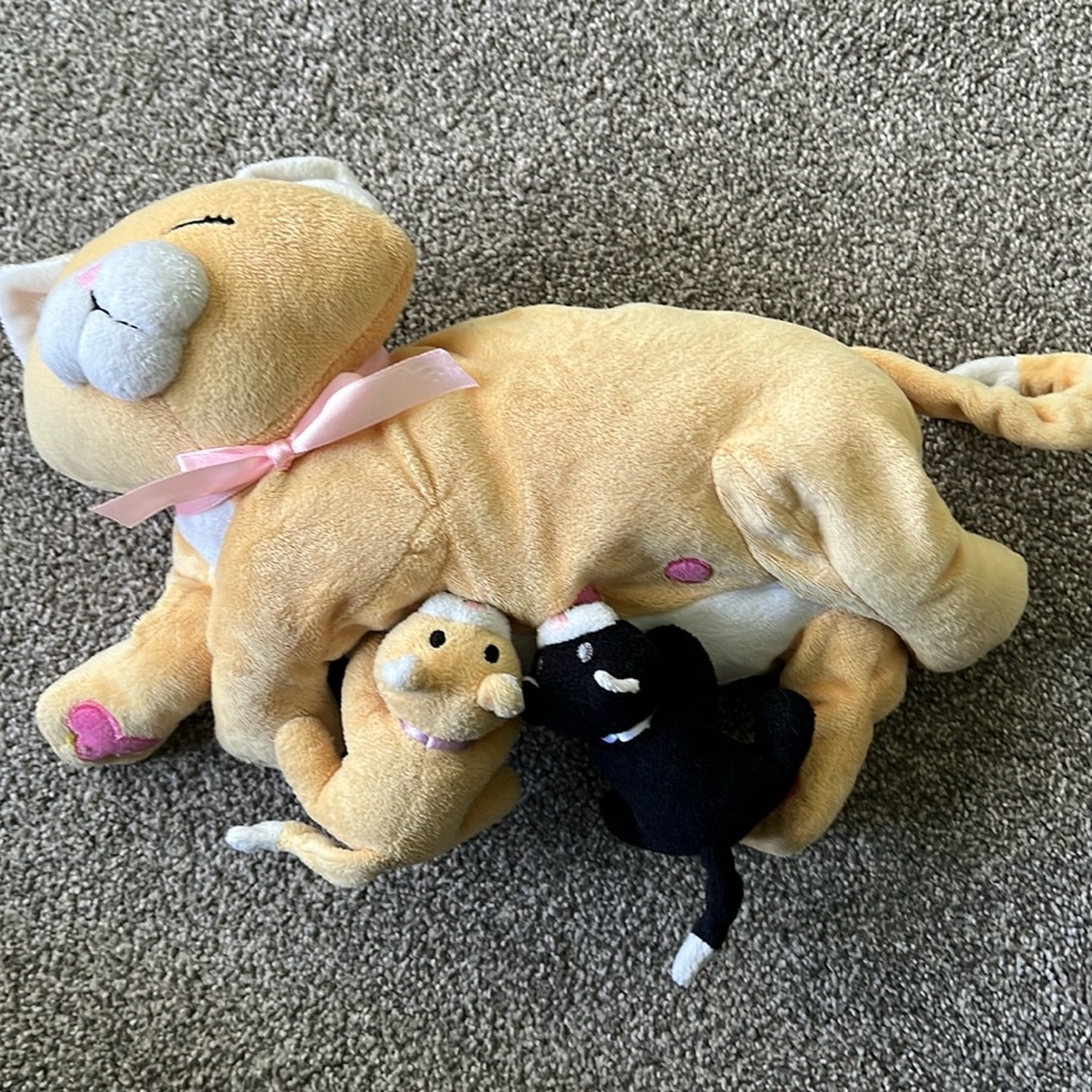 Manhattan Toy Nursing Cat and babies